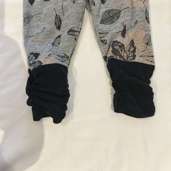 Leaves and birds grey baby pants with ruffled black cuffs - Picture 2 of 6